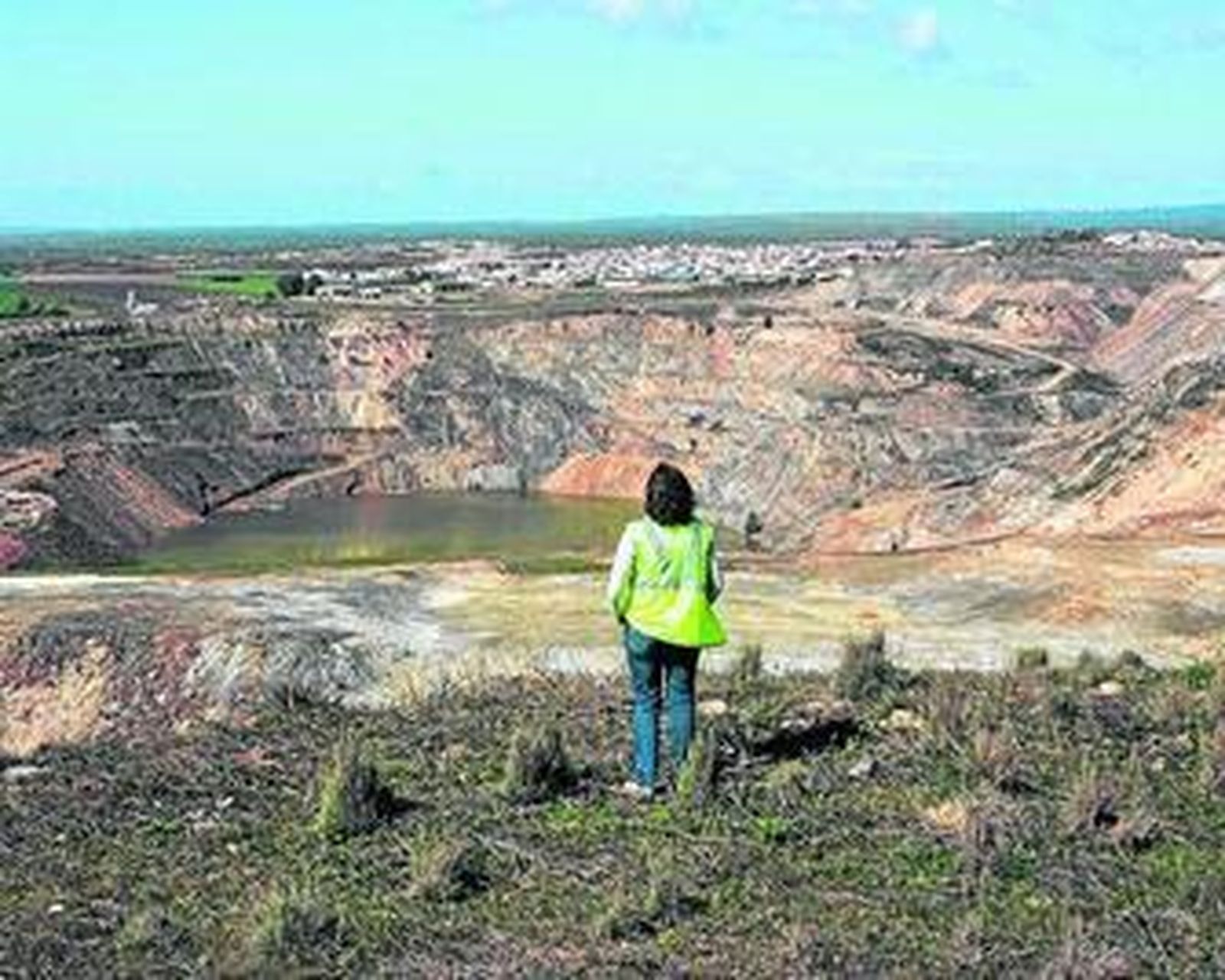 Vista de la corta de la mina, con el municipio al fondo.