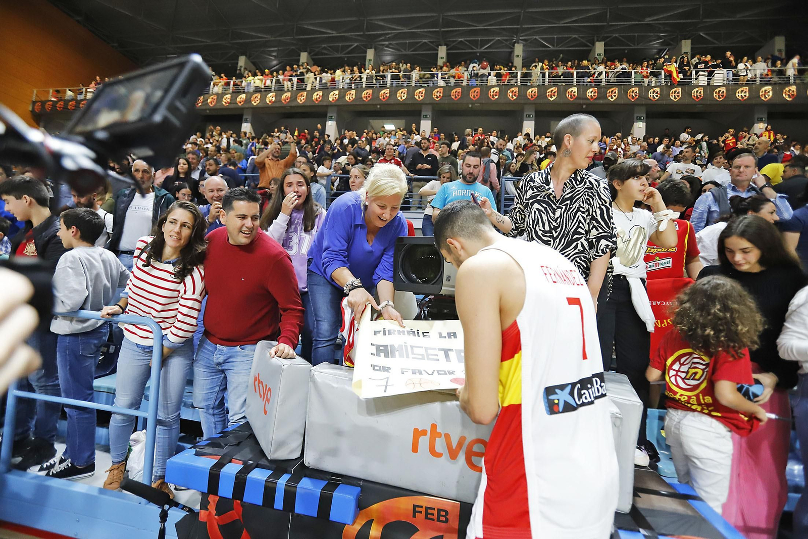 Imágenes de la celebración de la selección Española de baloncesto por certificar su pase con una victoria ante Paises Bajos Imágenes de la celebración de la selección Española de baloncesto por certificar su pase con una victoria ante Paises Bajos