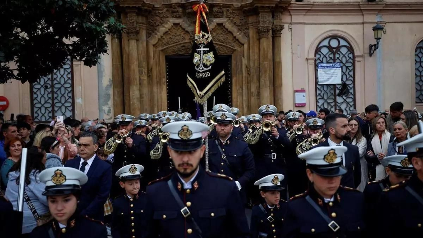 La banda de Rosario de Cádiz, en la plaza de San Antonio en una Semana Santa pasada