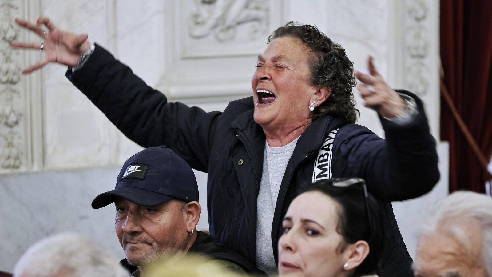 Una mujer del público interrumpe exaltada el pleno sobre Vivienda.