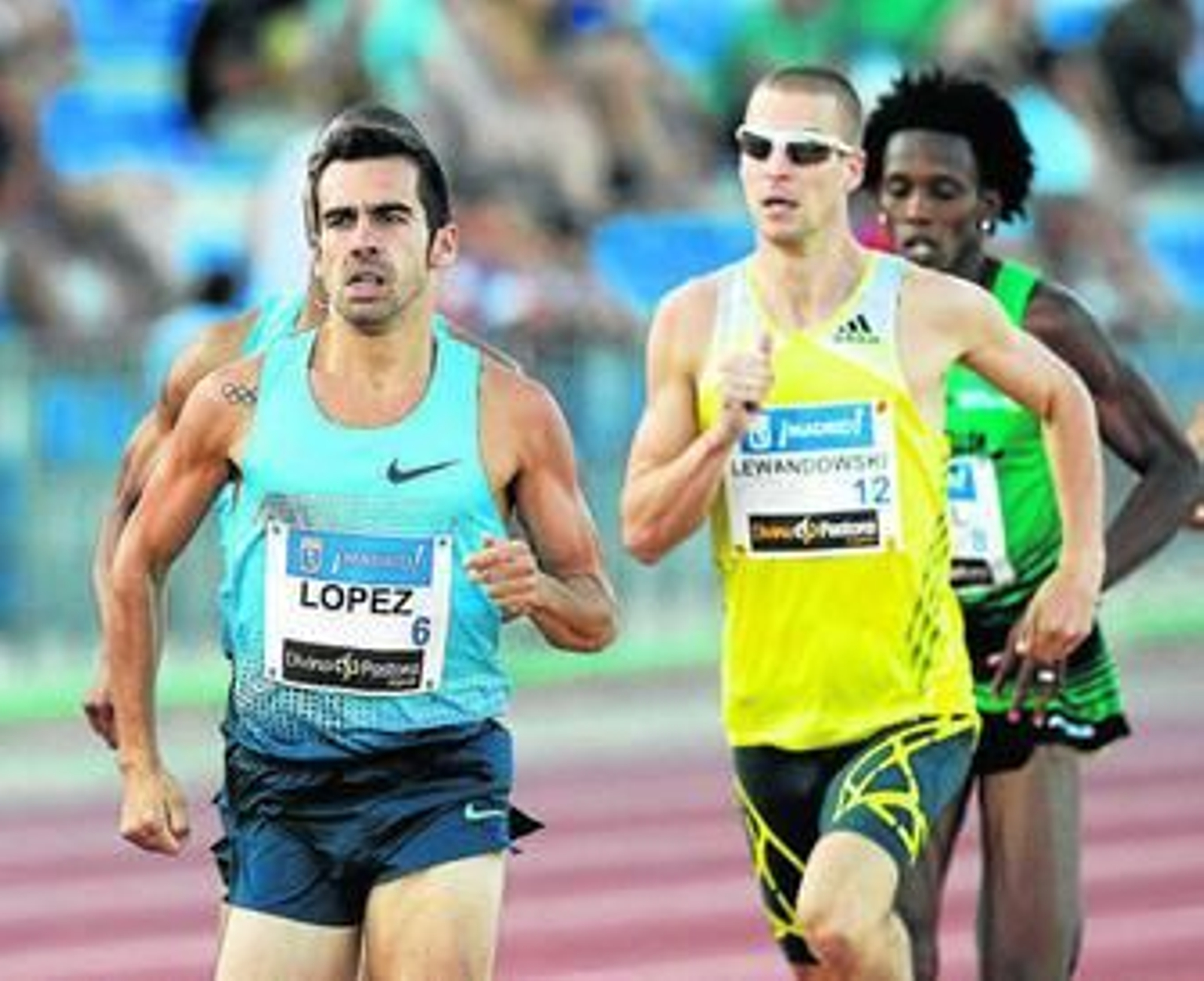 Kevin sigue a la liebre -que no aparece en la imagen- seguido por Johnson, Lewandowski y Castillo.