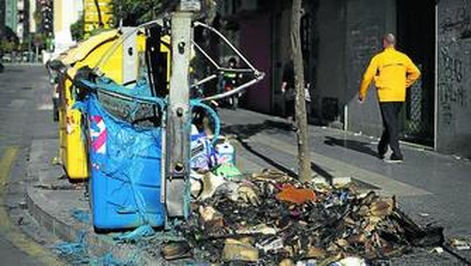 Un contenedor quemado en la barriada La Victoria ayer.