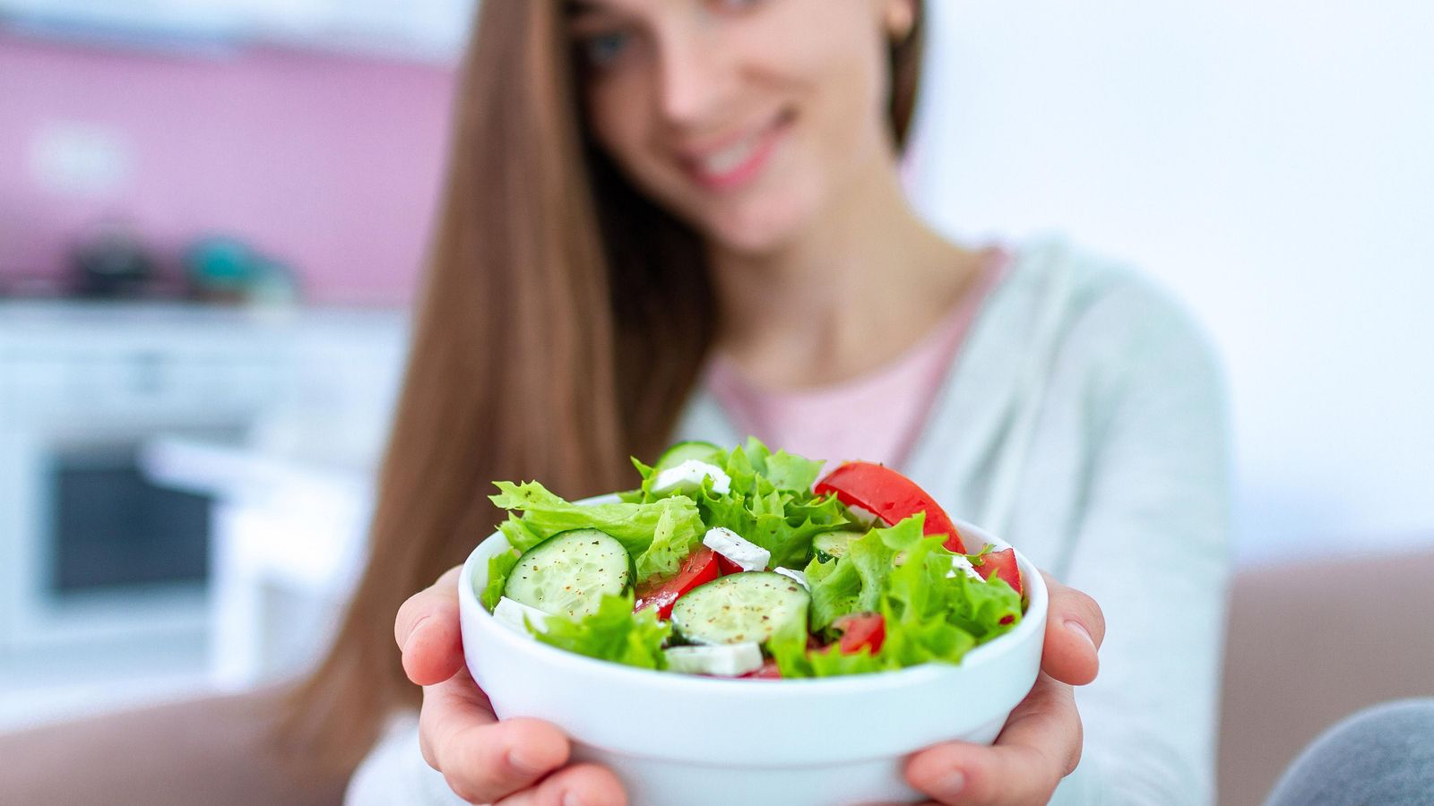 Es recomendable seguir una dieta equilibrada para prevenir la caída del pelo. Es recomendable seguir una dieta equilibrada para prevenir la caída del pelo.