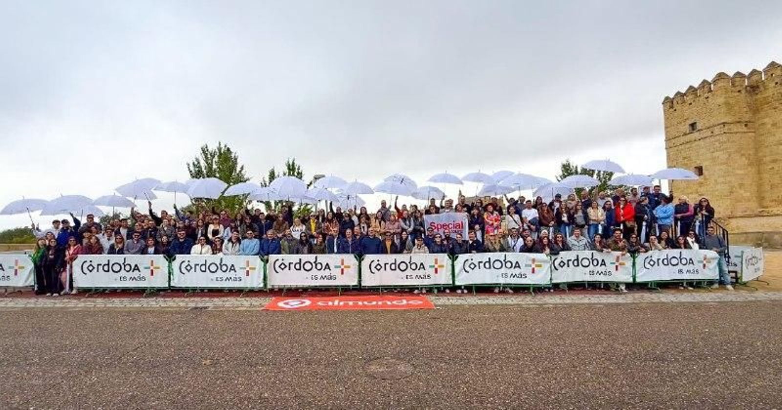 Foto de familia de los touroperadores argentinos junto a la Calahorra.