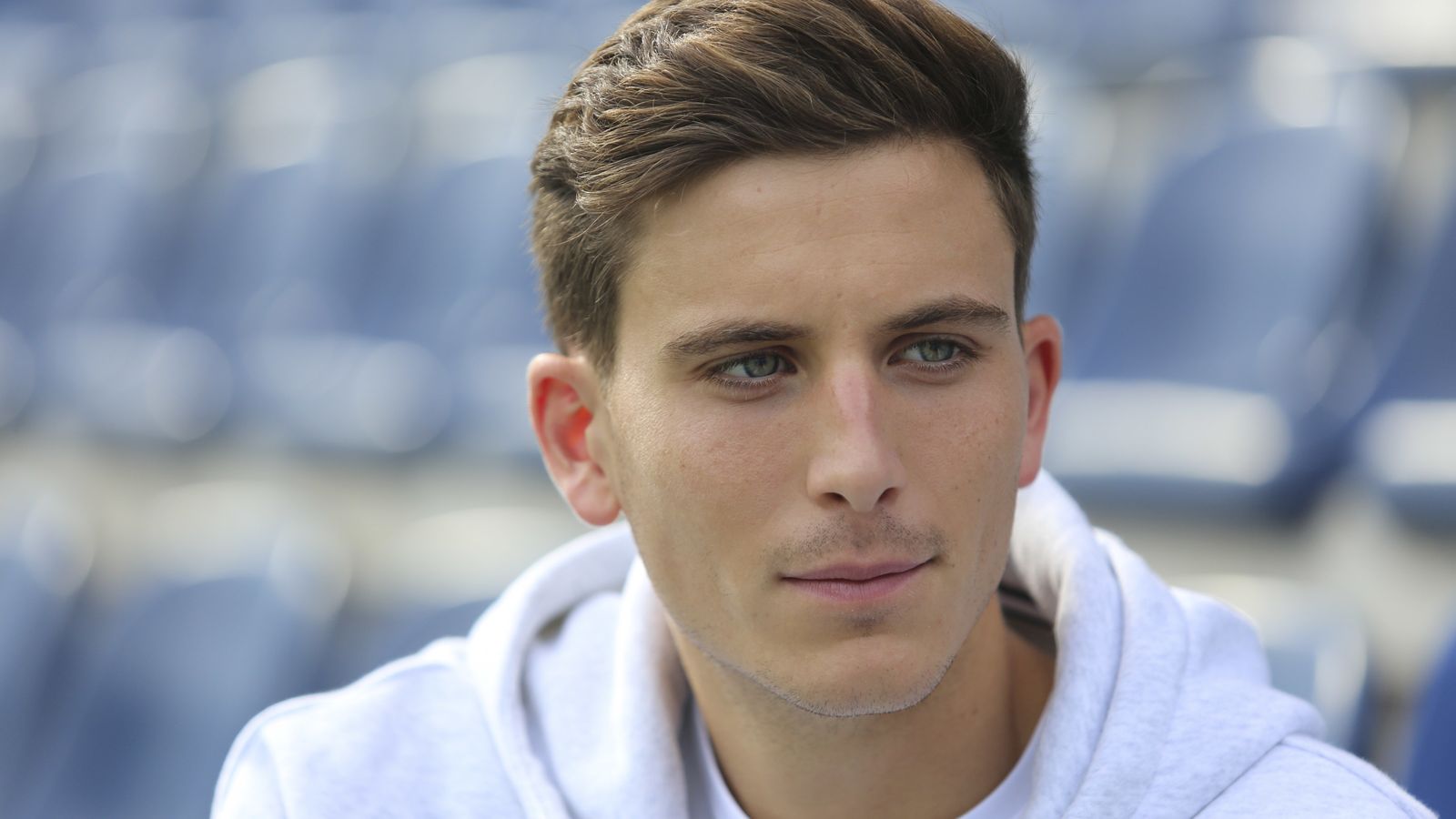 Pau Torres atiende a una de las preguntas de la entrevista