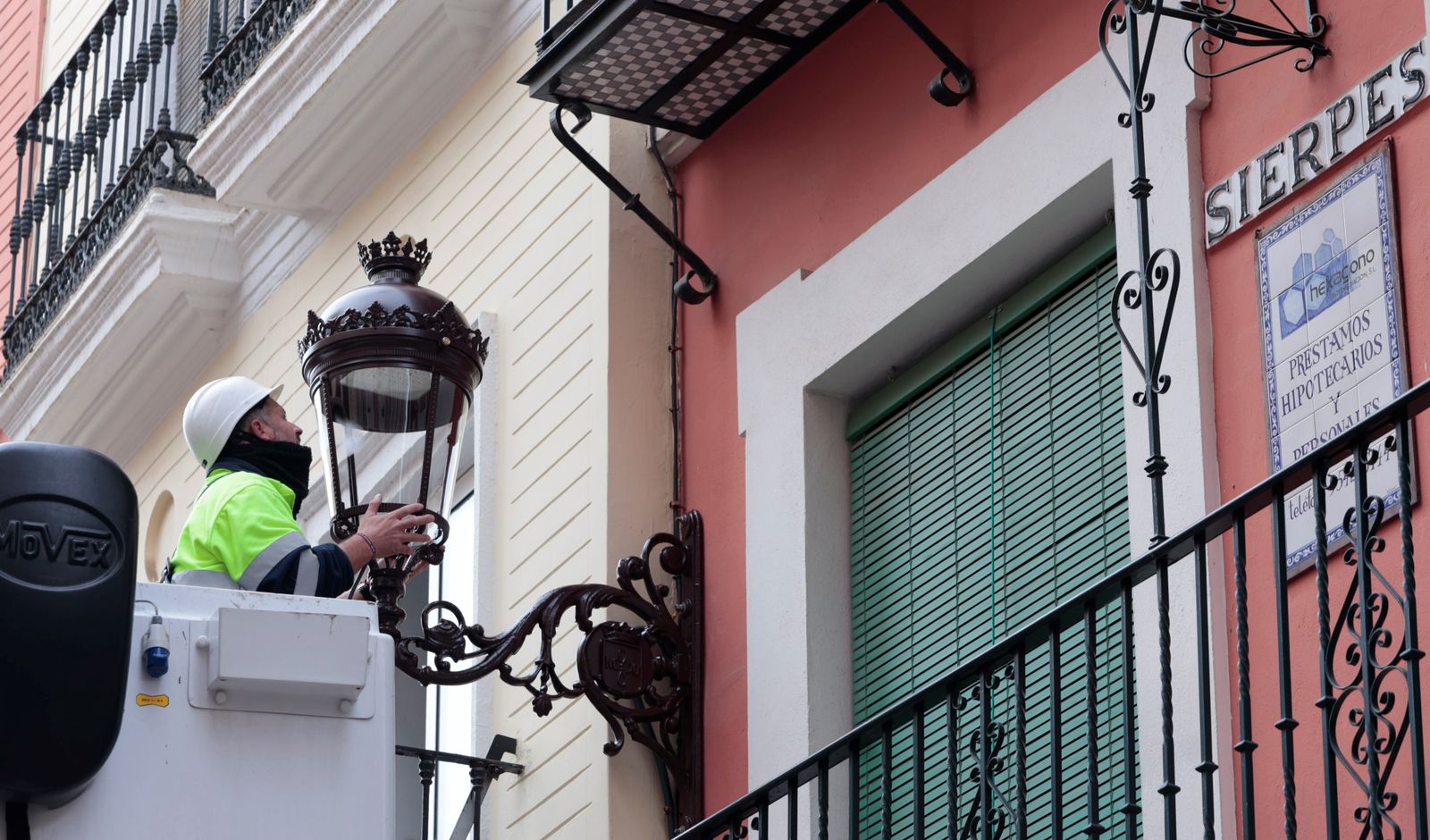 Las 68 calles en las que el ayuntamiento de Sevilla sustituirá las farolas de carretera