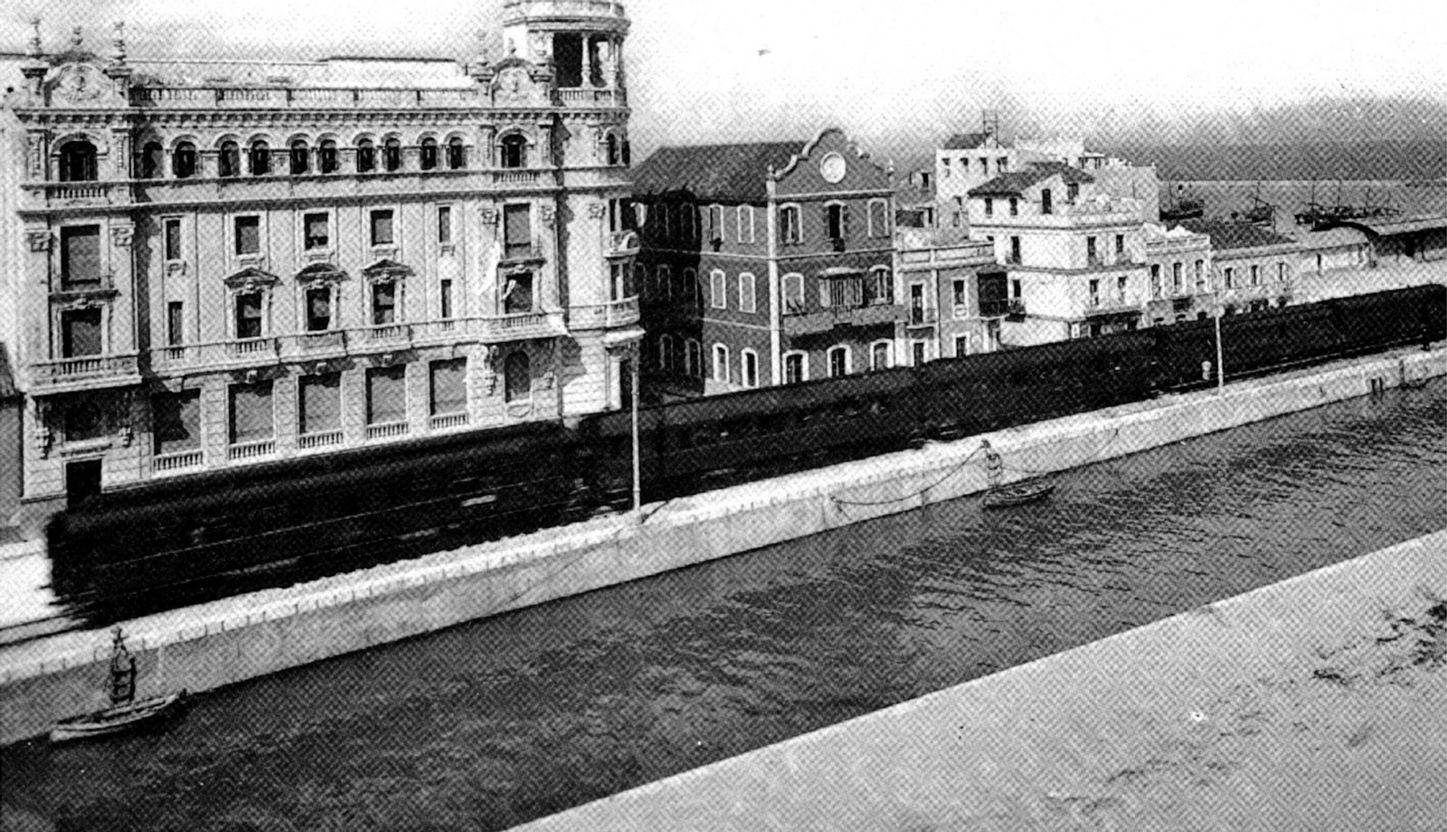 Un ferrocarril junto al río de la Miel en Algeciras, a finales del siglo XIX. Un ferrocarril junto al río de la Miel en Algeciras, a finales del siglo XIX.