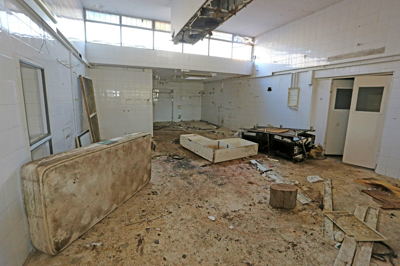 Imágenes de los destrozos y expolio en el restaurante EL Bosque