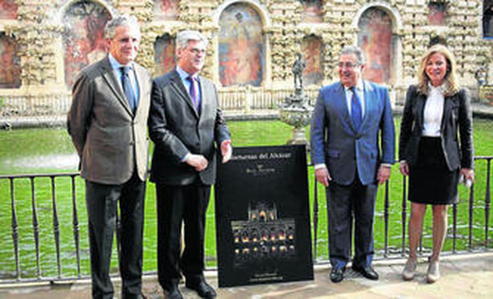 Jacinto Pérez-Elliot, Javier Landa, Juan Ignacio Zoido y Pilar Luengo presentan las visitas nocturnas del Alcázar delante del Estanque de Mercurio.