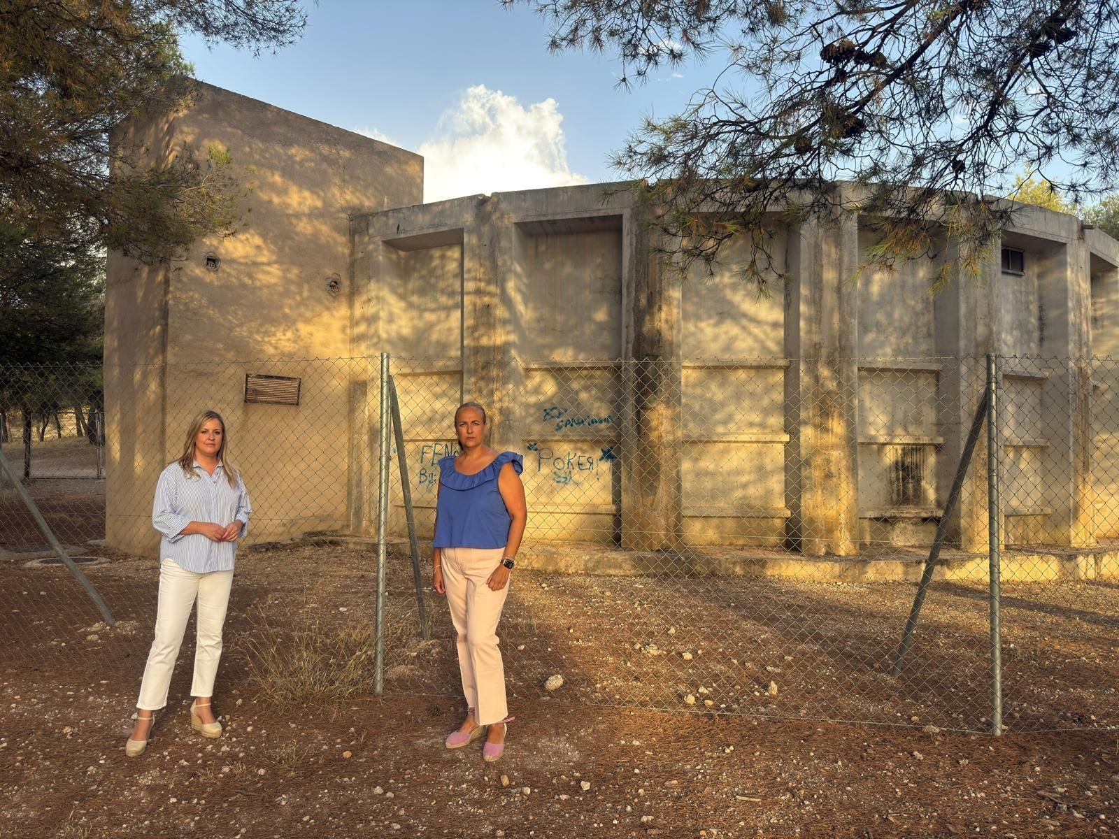 Las concejales del PP junto a los depósitos de agua de Monachil