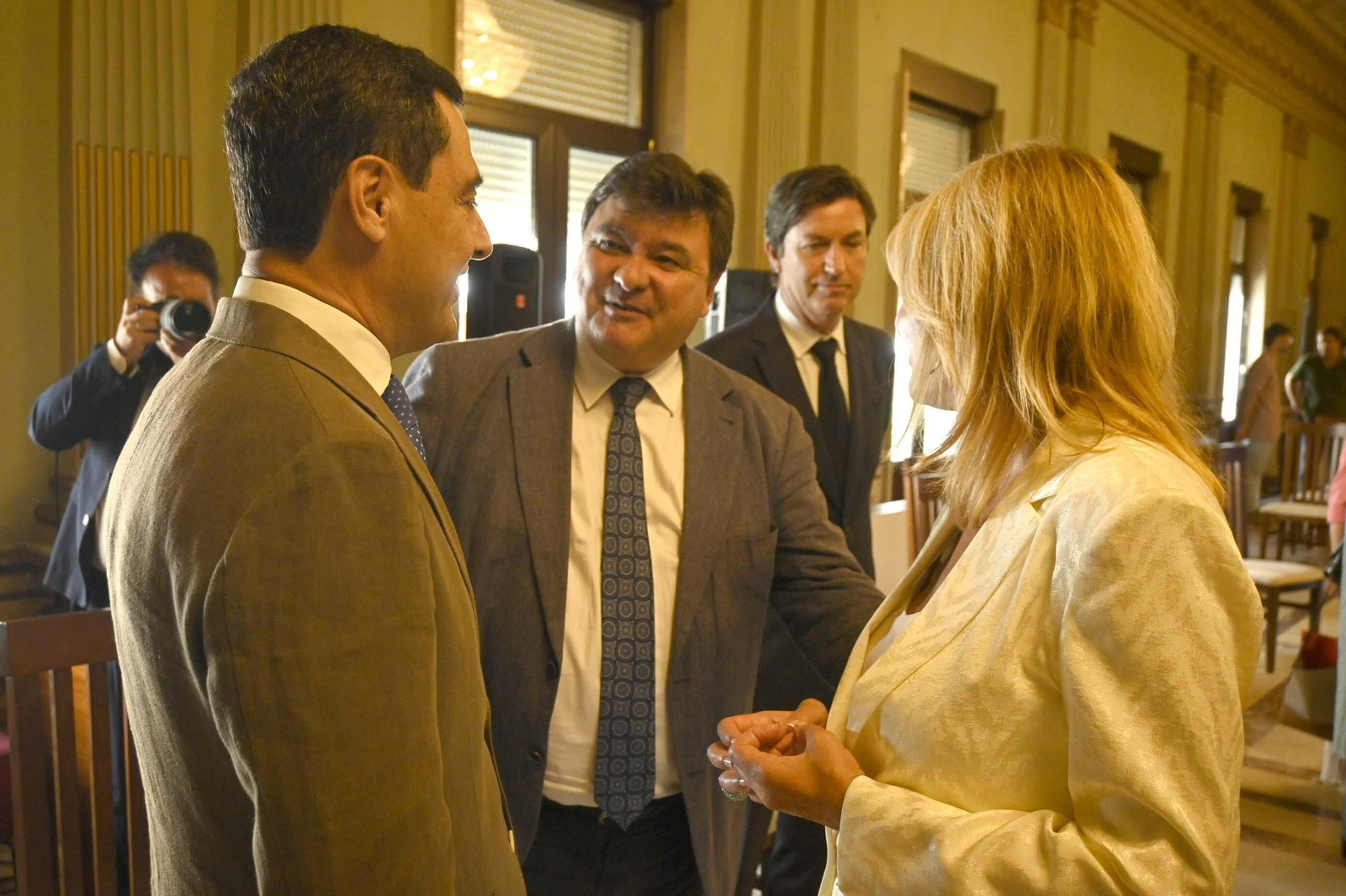 Visita de Juanma Moreno al Ayuntamiento de Huelva, en Imágenes