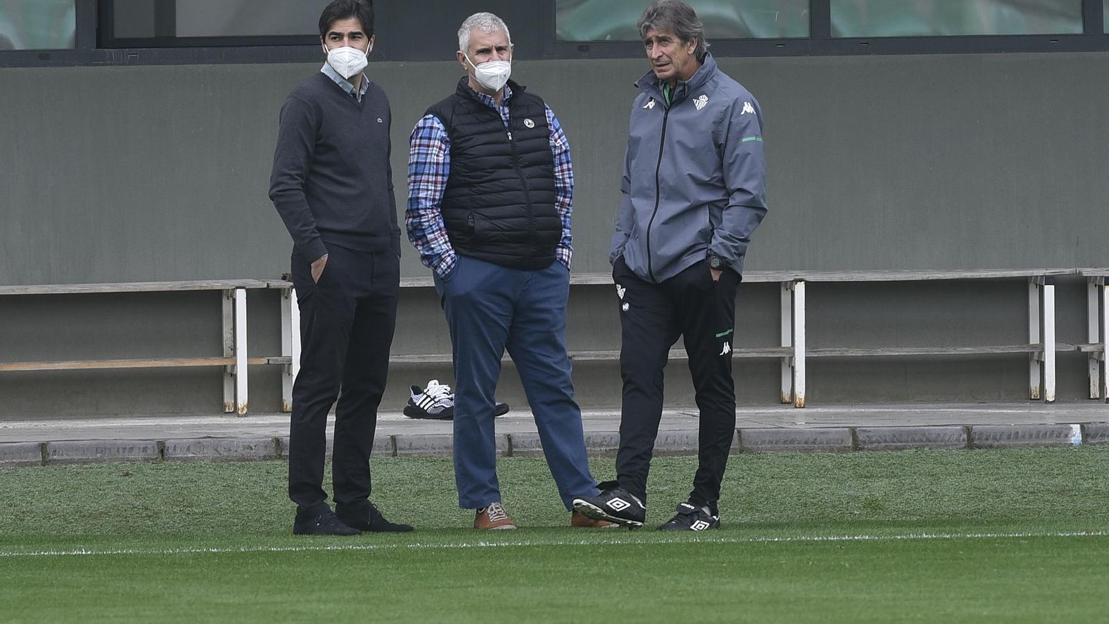 Manuel Pellegrini dialoga con Ángel Haro y Antonio Cordón.