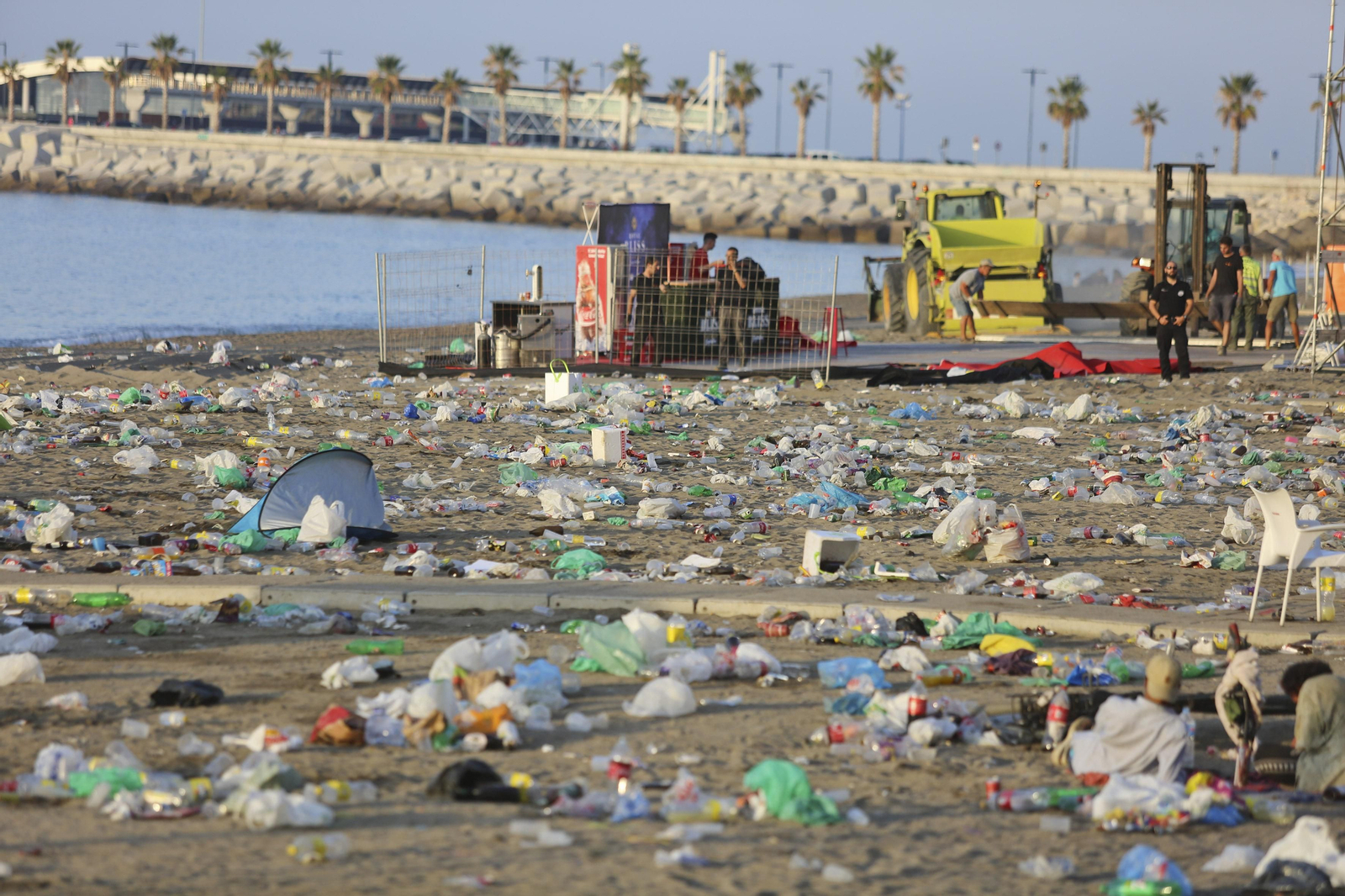 Las fotos de la basura en las playas de Málaga tras San Juan