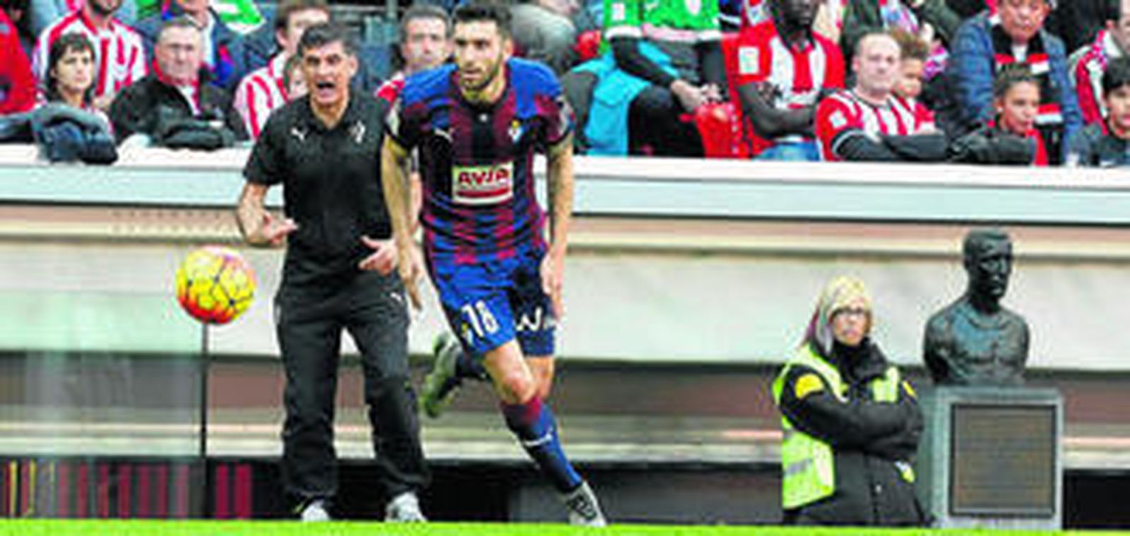 José Luis Mendilibar da una indicación a Borja Bastón en el último Athletic-Eibar en San Mamés.