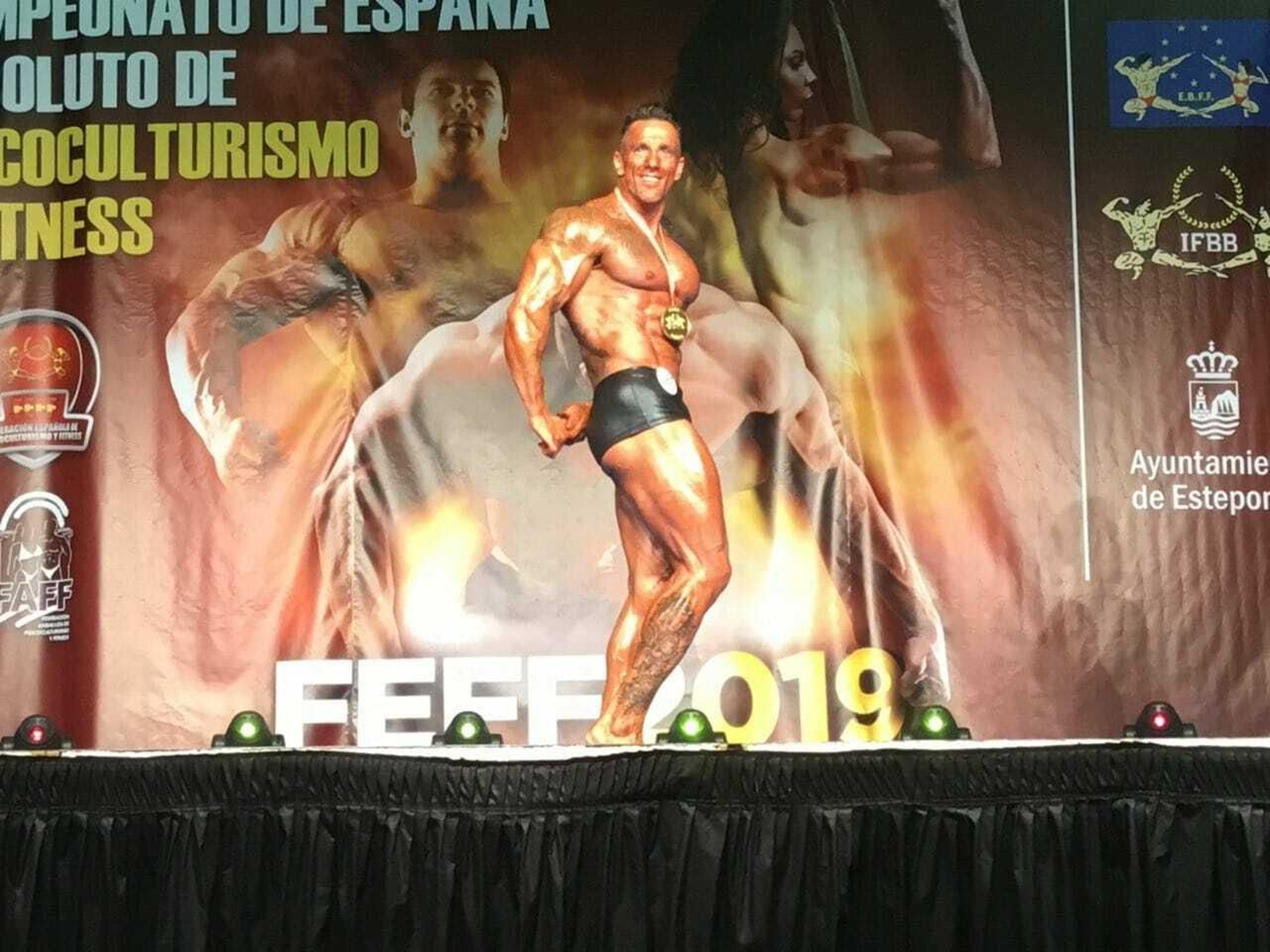 Álvaro Ordóñez posa con la medalla de oro lograda en Estepona.