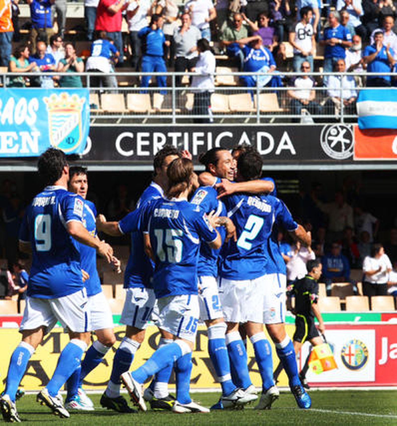 Los xerecistas felicitan al sevillano tras su gol. 

Foto: Vanesa Lobo