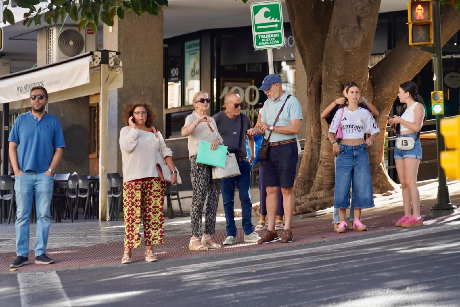 Personas esperando en un semáforo, dispuestas a seguir con su rutina