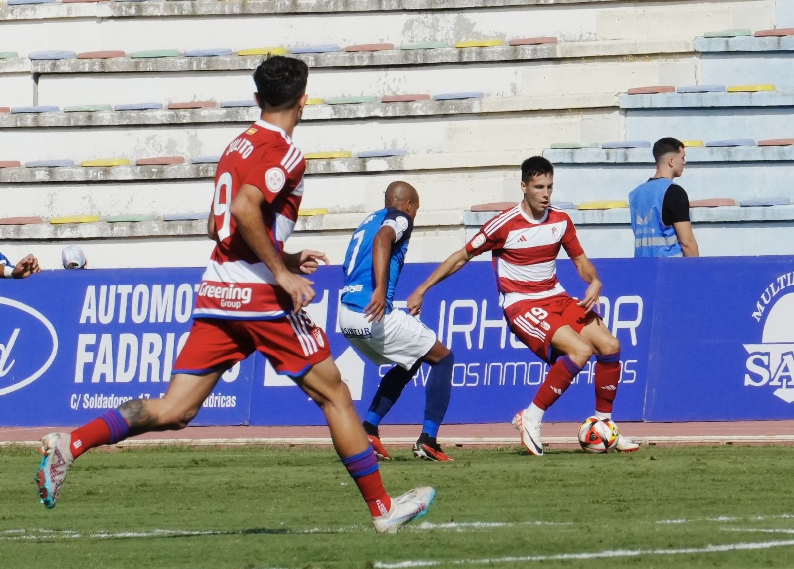 Ibarrondo es presionado por un jugador del San Fernando.