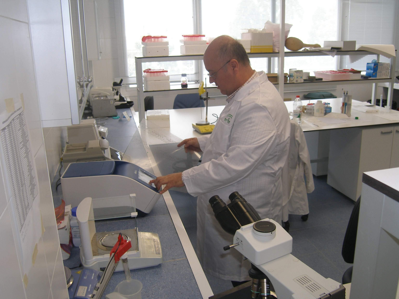 Un investigador del Ifapa realiza trabajos de laboratorio. Un investigador del Ifapa realiza trabajos de laboratorio.