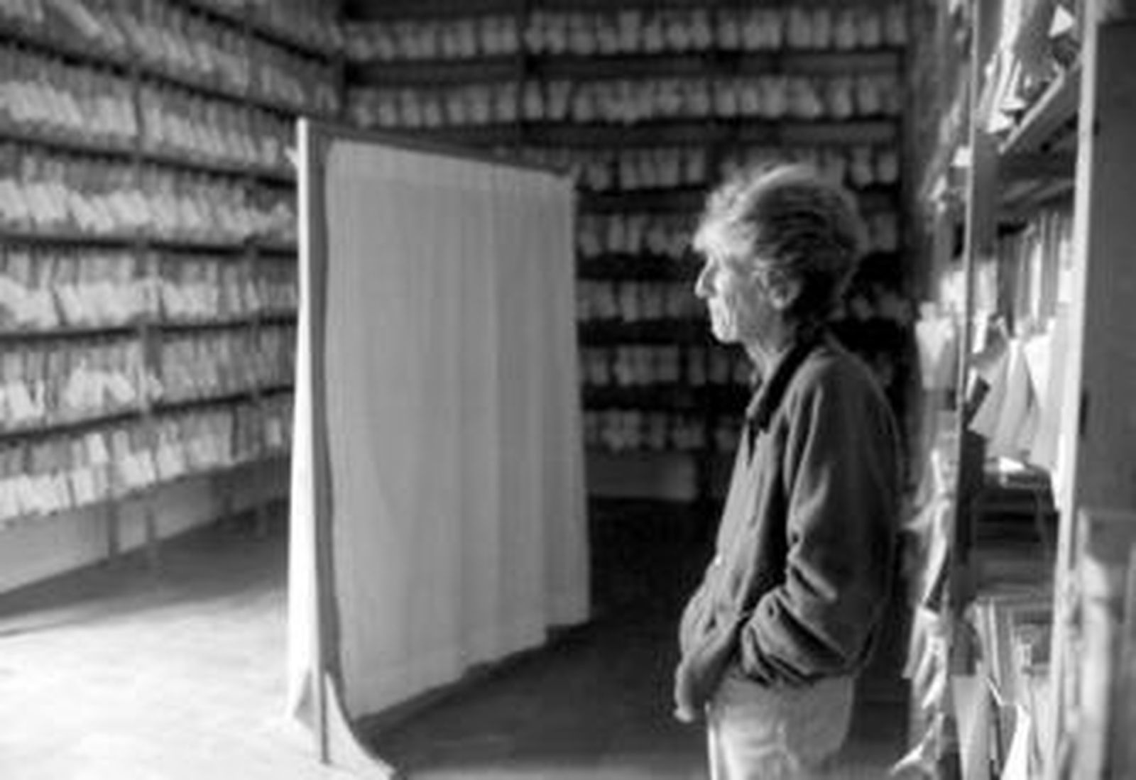 Doña Luisa Isabel Álvarez de Toledo, Hija Adoptiva de la provincia de Cádiz, en una imagen tomada hace dos años en su archivo ducal.