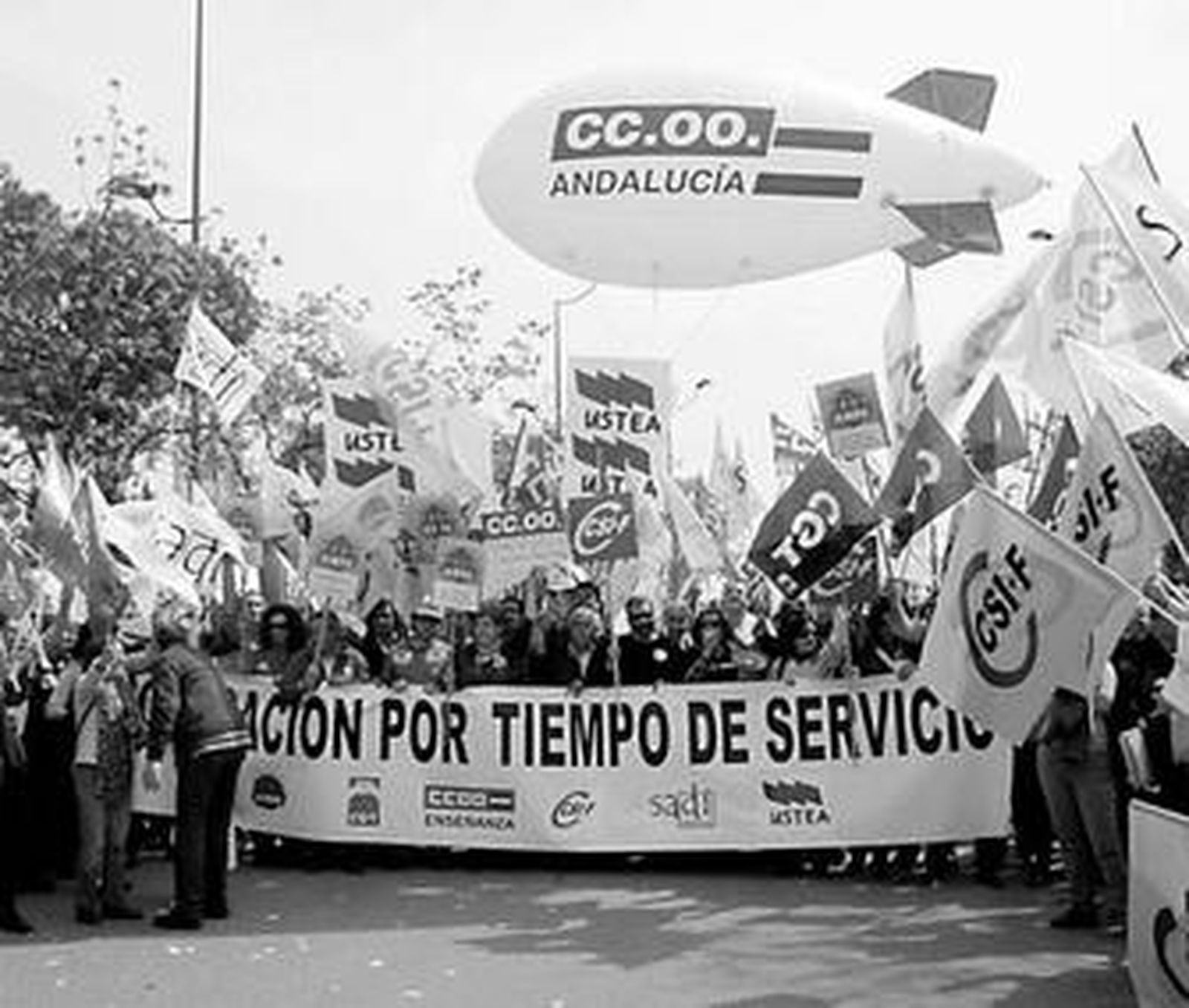 Miles de docentes se manifestaron ayer en Sevilla.