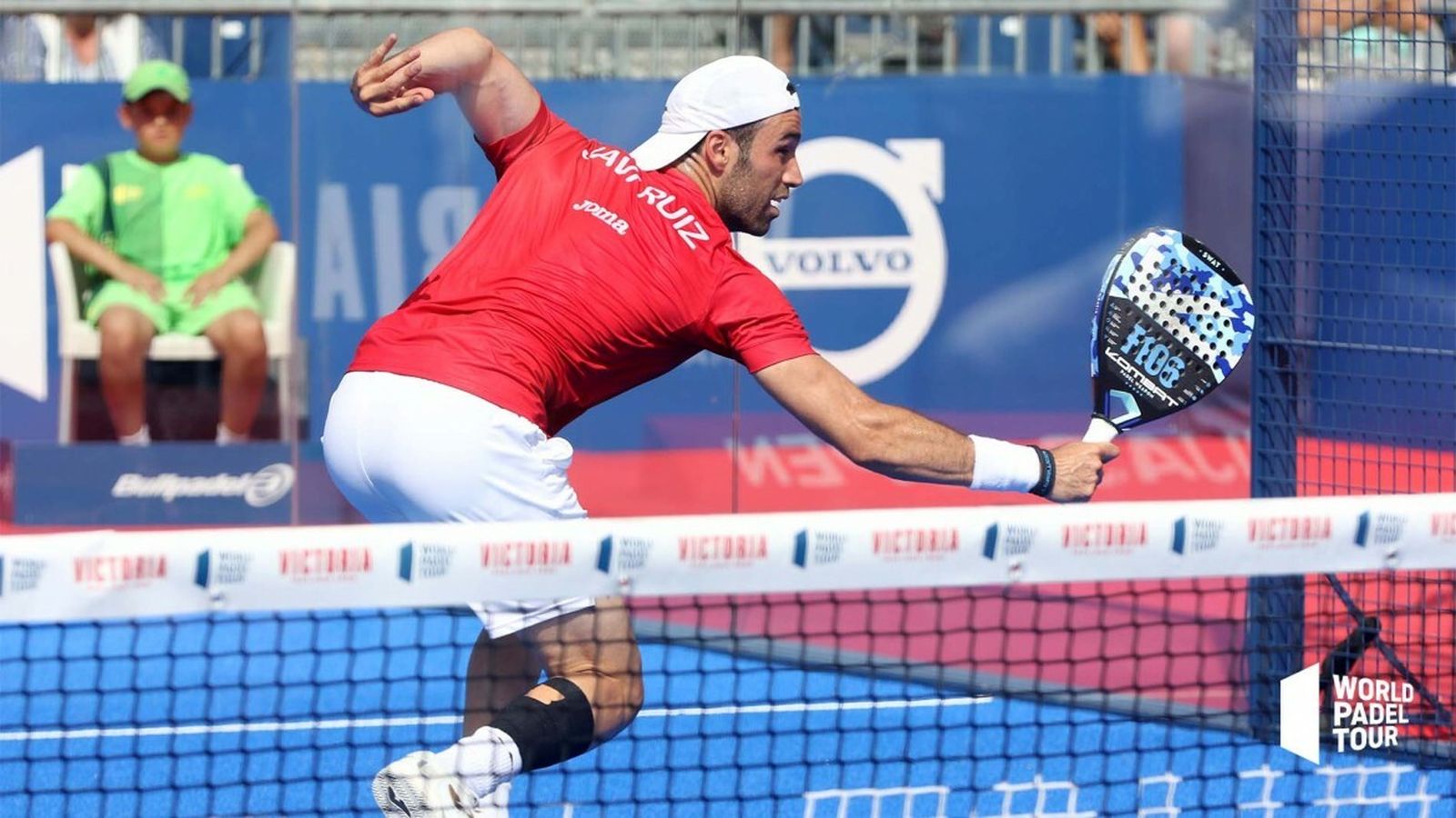 Javi Ruiz se estira para devolver una pelota