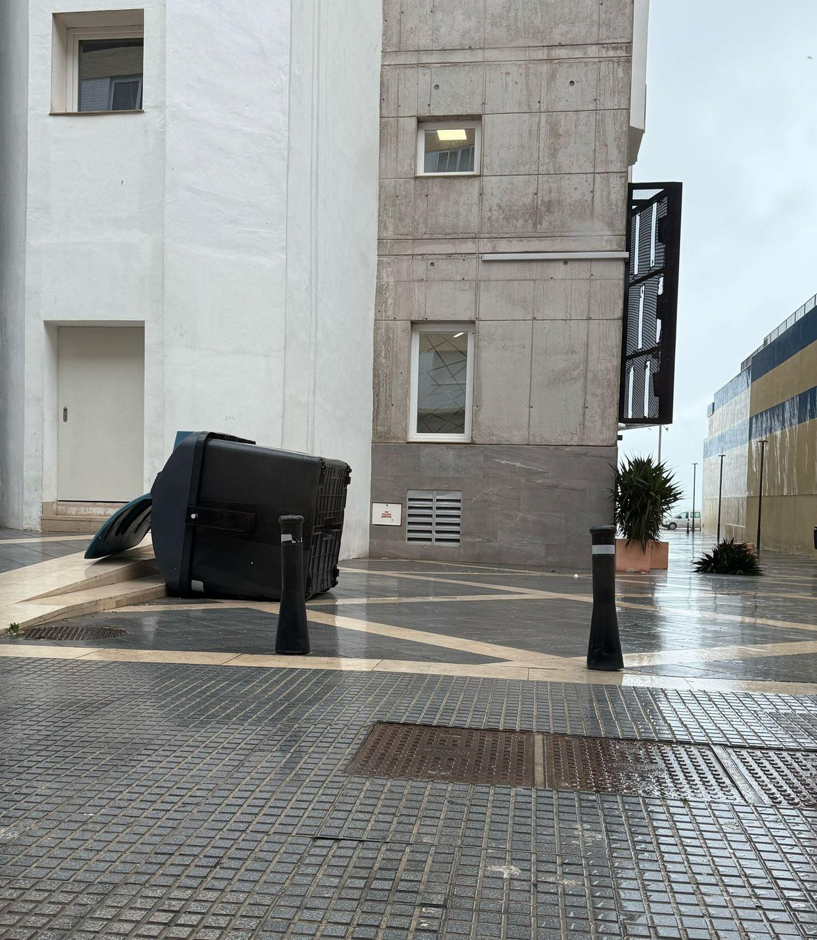 El viento ha dejado multitud de contenedores desplazados de sus ubicaciones y de motos caídas