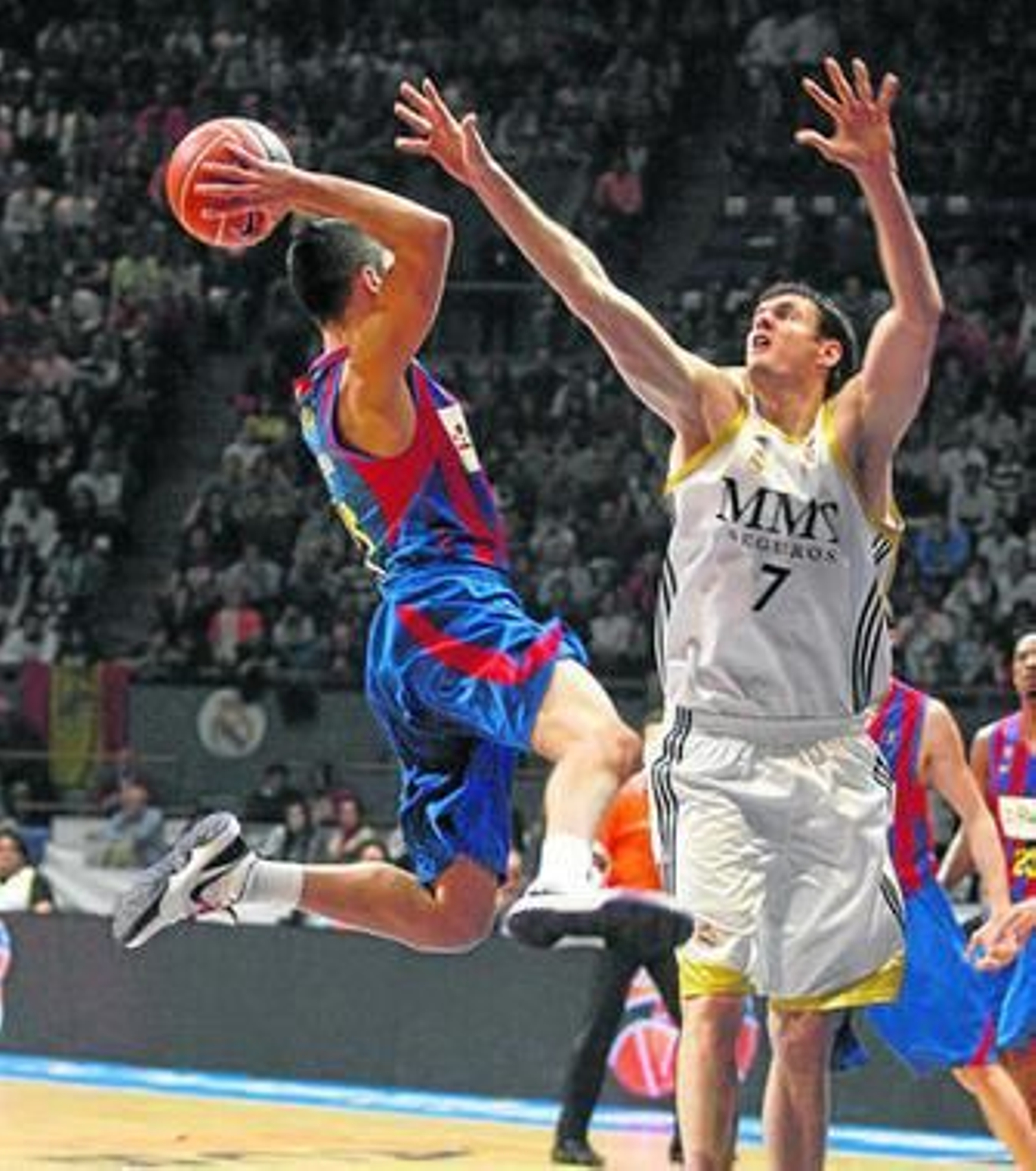 El lituano Lavrinovic trata de impedir un pase de Juan Carlos Navarro.