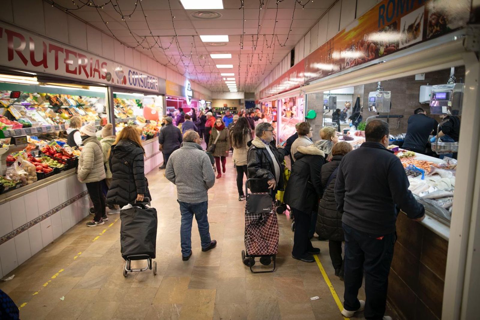 Merca 80 esta mañana con gente haciendo compras de última hora