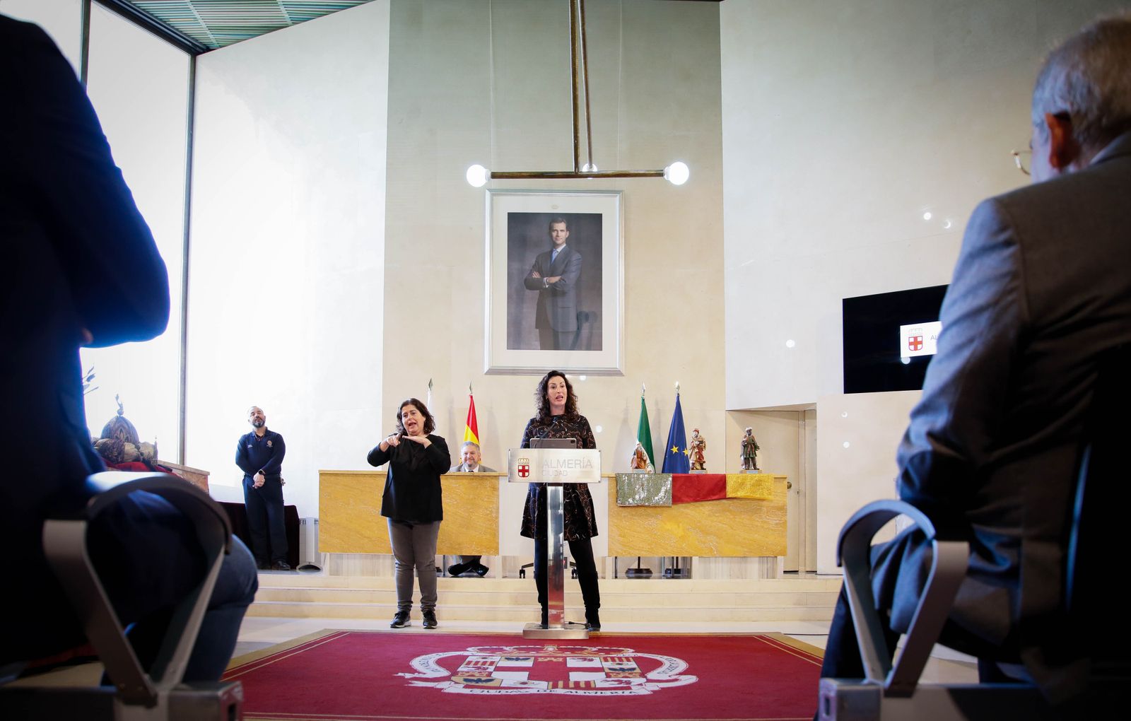 Imágenes de la entrega de las coronas a los emisarios de sus Majestades los Reyes Magos de Oriente