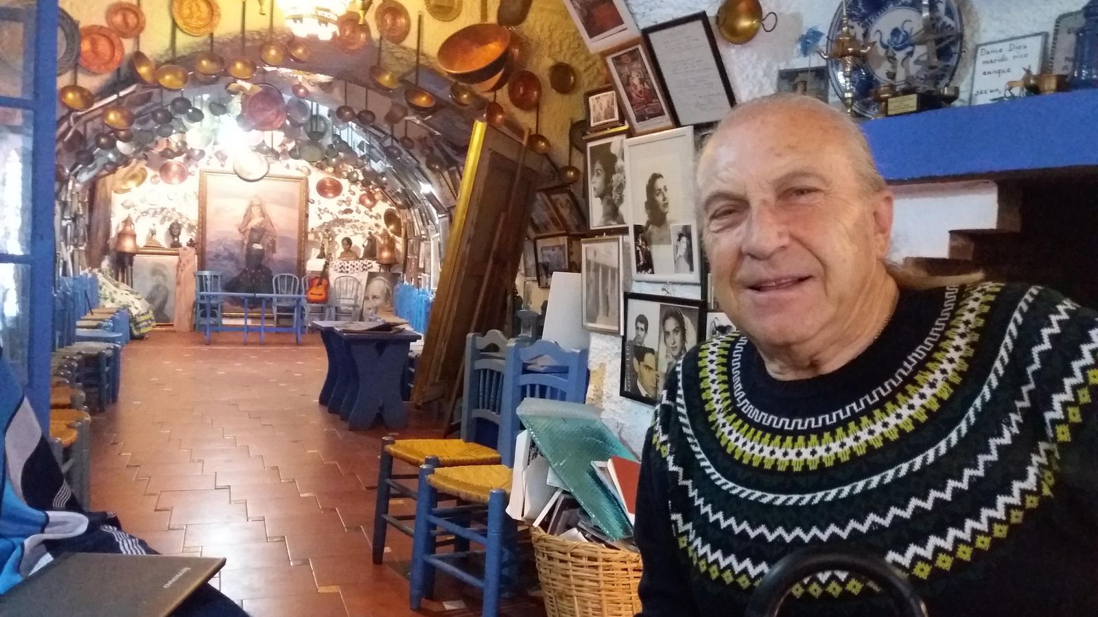 Curro Albaicín, en su cueva del Sacromonte.