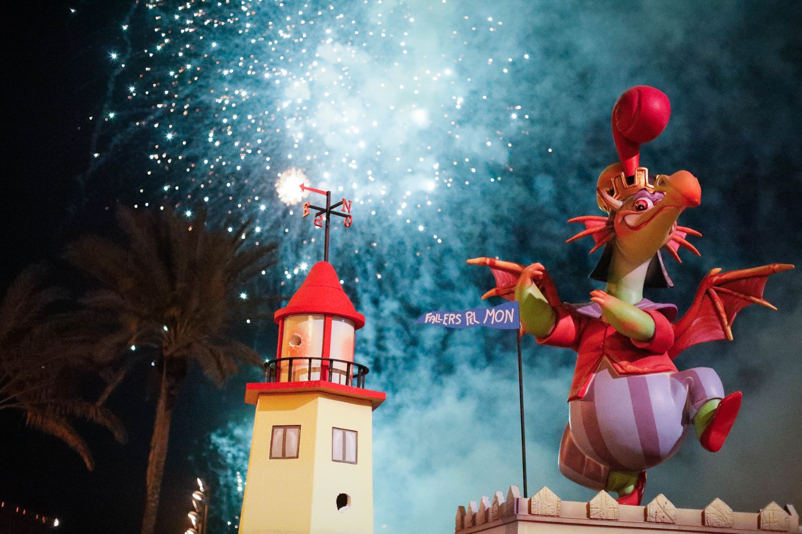 La cremá de las fallas cierra el ‘Fallers pel Món’ en imágenes