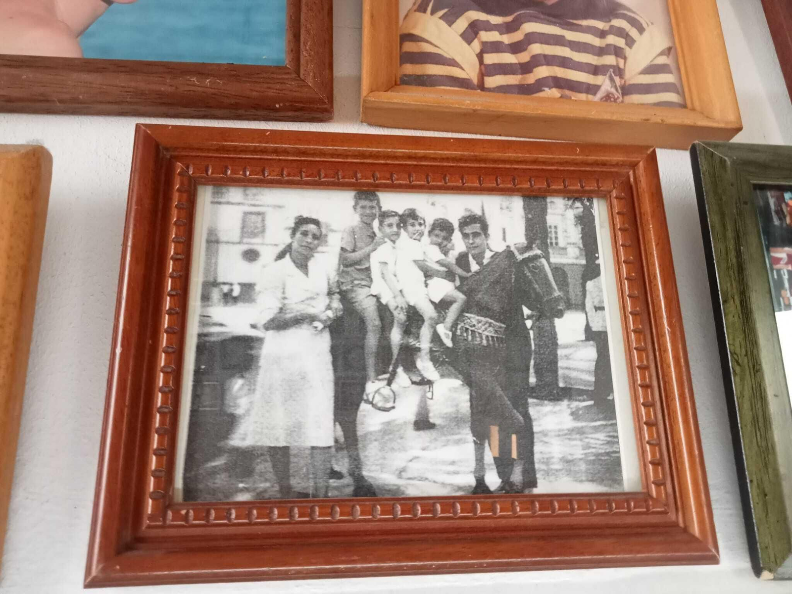Foto antigua de Manolo con sus padres, hermanos y primos Foto antigua de Manolo con sus padres, hermanos y primos