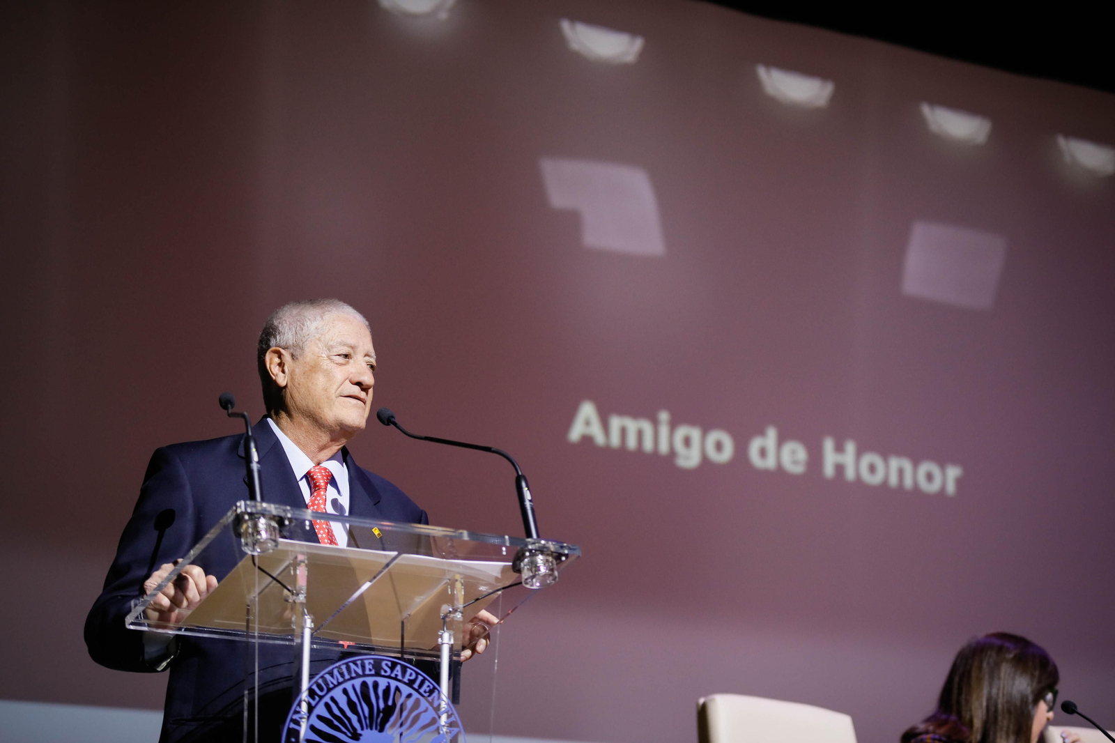 Imágenes del acto de reconocimiento a antiguos alumnos y amigos de honor en la UAL