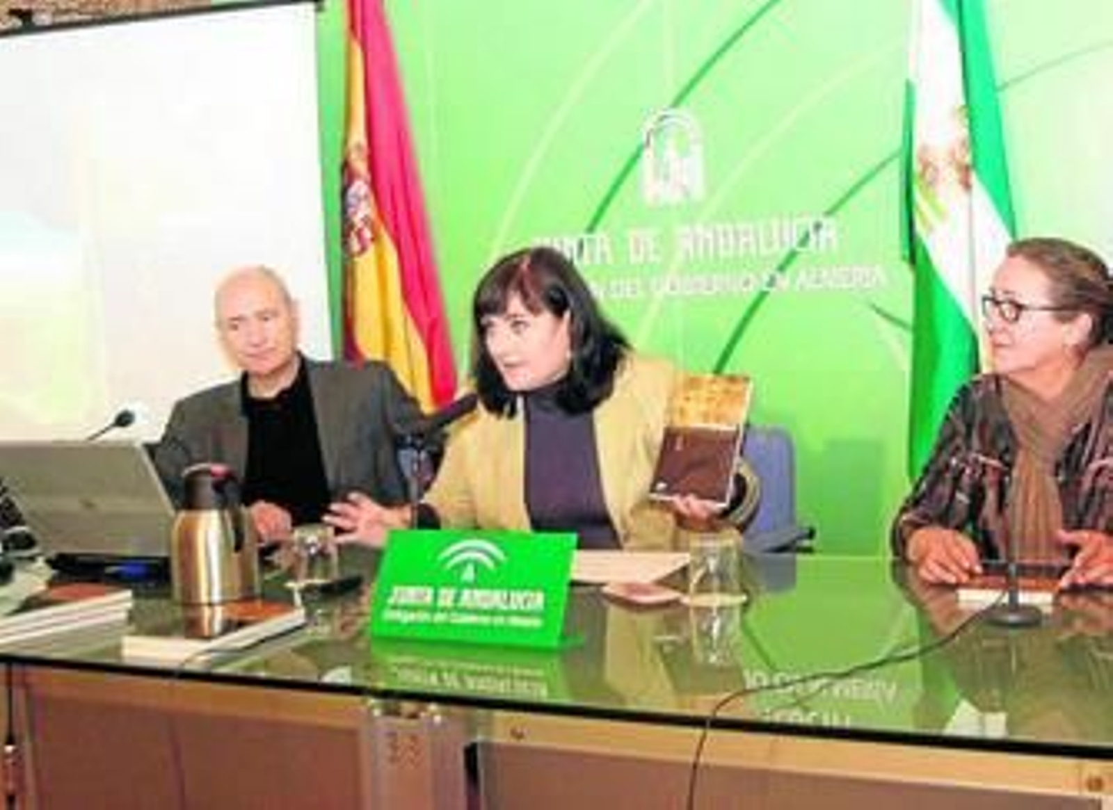 Isabel Arévalo con Julián Martínez y Carmen Mellado.
