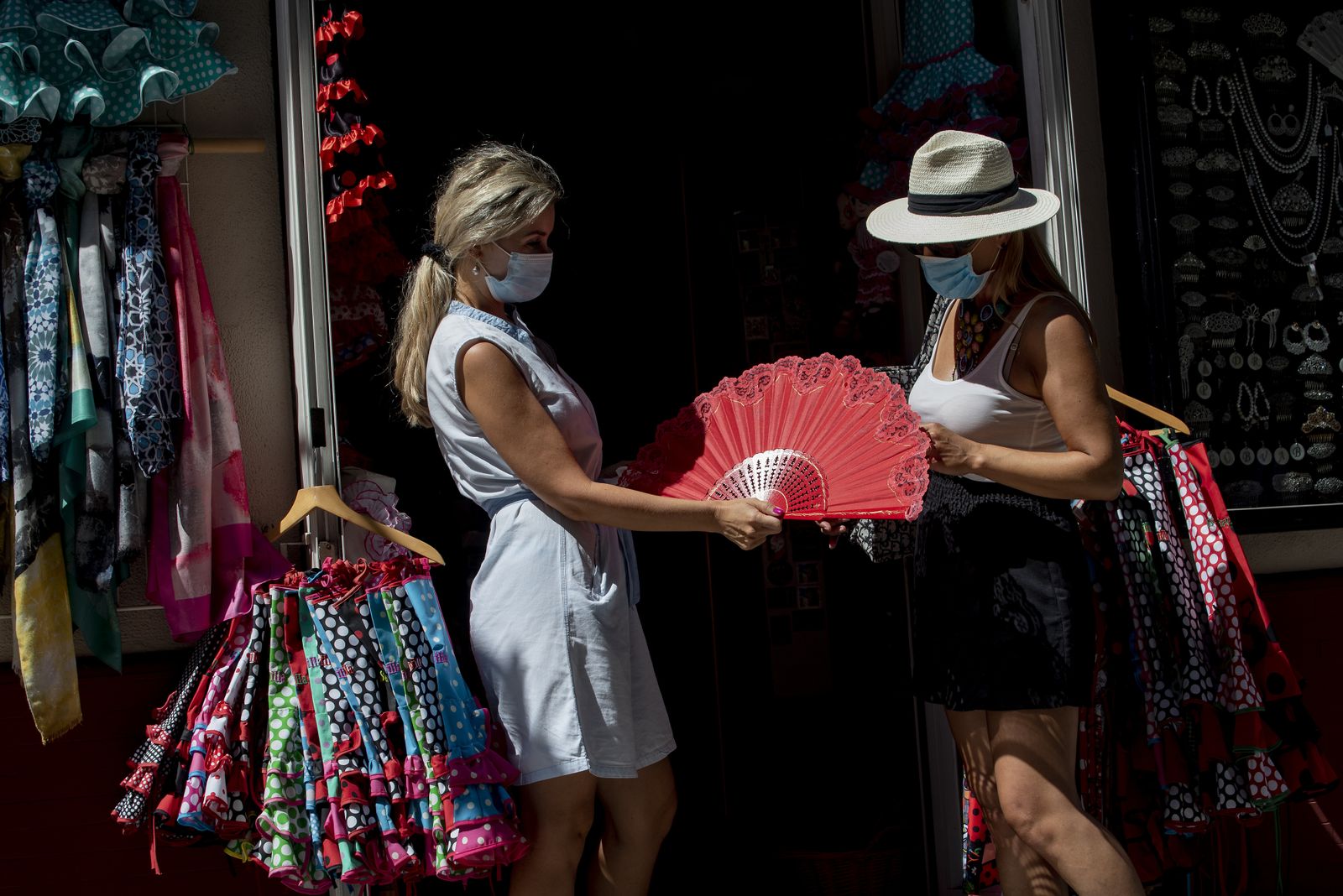 Dos mujeres miran un abanico en una tienda el verano pasado.