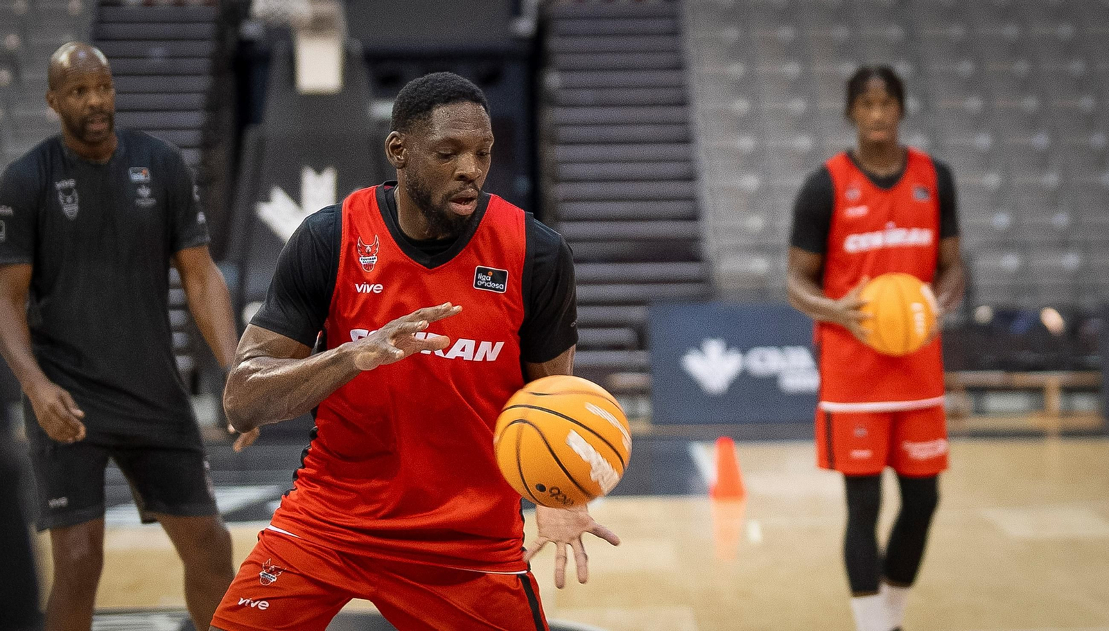 Las imágenes del entreno a puerta abierta del Covirán Granada en el Palacio