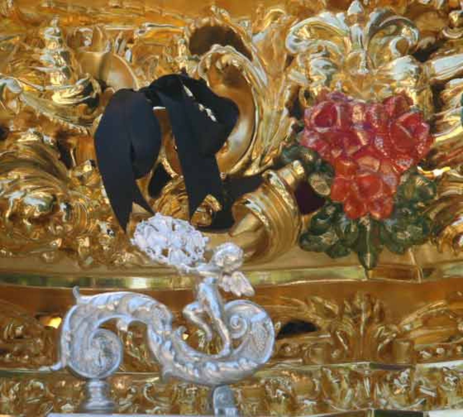 Lazo negro en el paso de Misterio junto al llamador del capataz.

Foto: Belén  Vargas