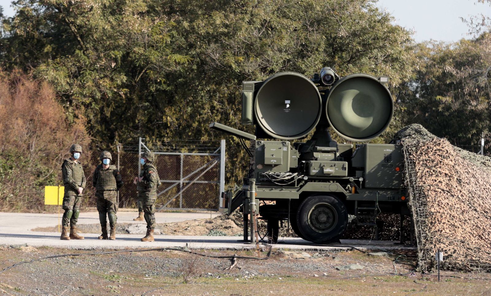 La visita de Margarita Robles a la Base del Copero en imágenes