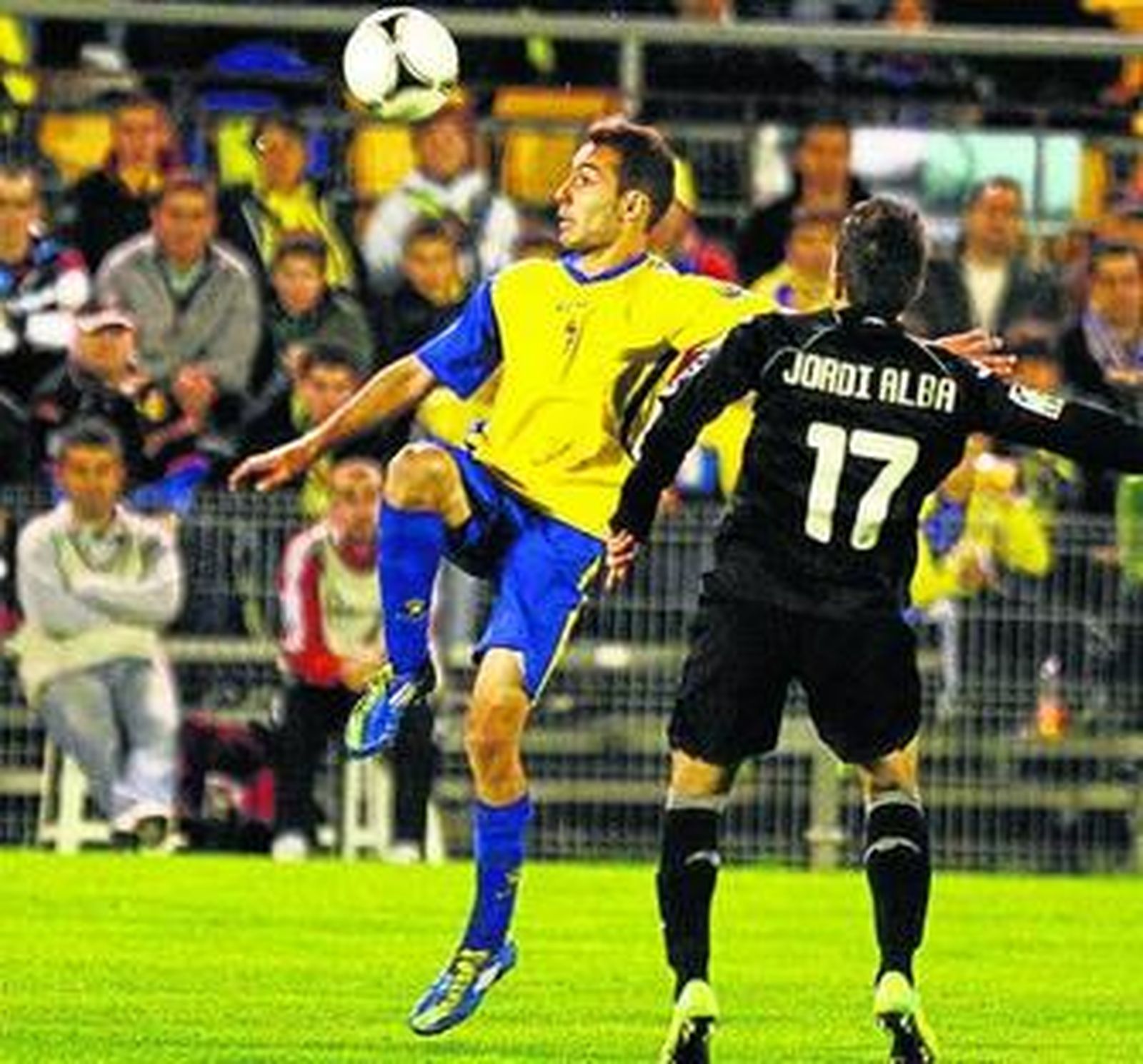 Ferreiro trata de controlar el balón en presencia de Jordi Alba.