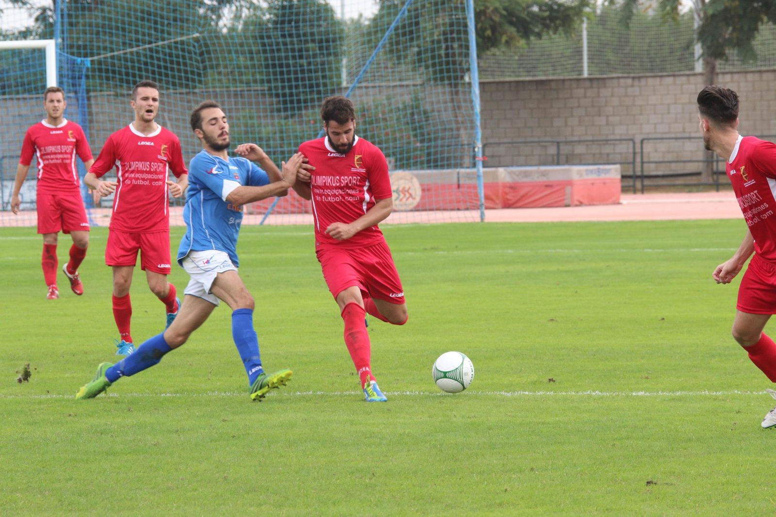 Un jugador del San José conduce el balón presionado por un contrario.