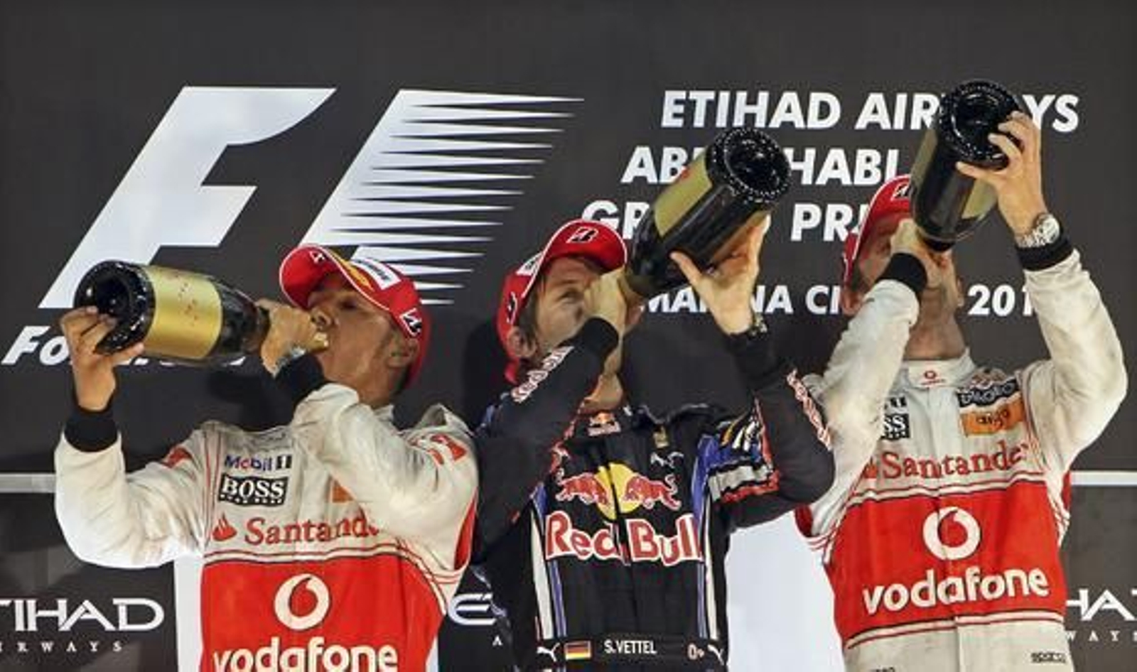 Lewis Hamilton, Sebastian Vettel y Jenson Button, en el podio de Abu Dhabi.

Foto: EFE
