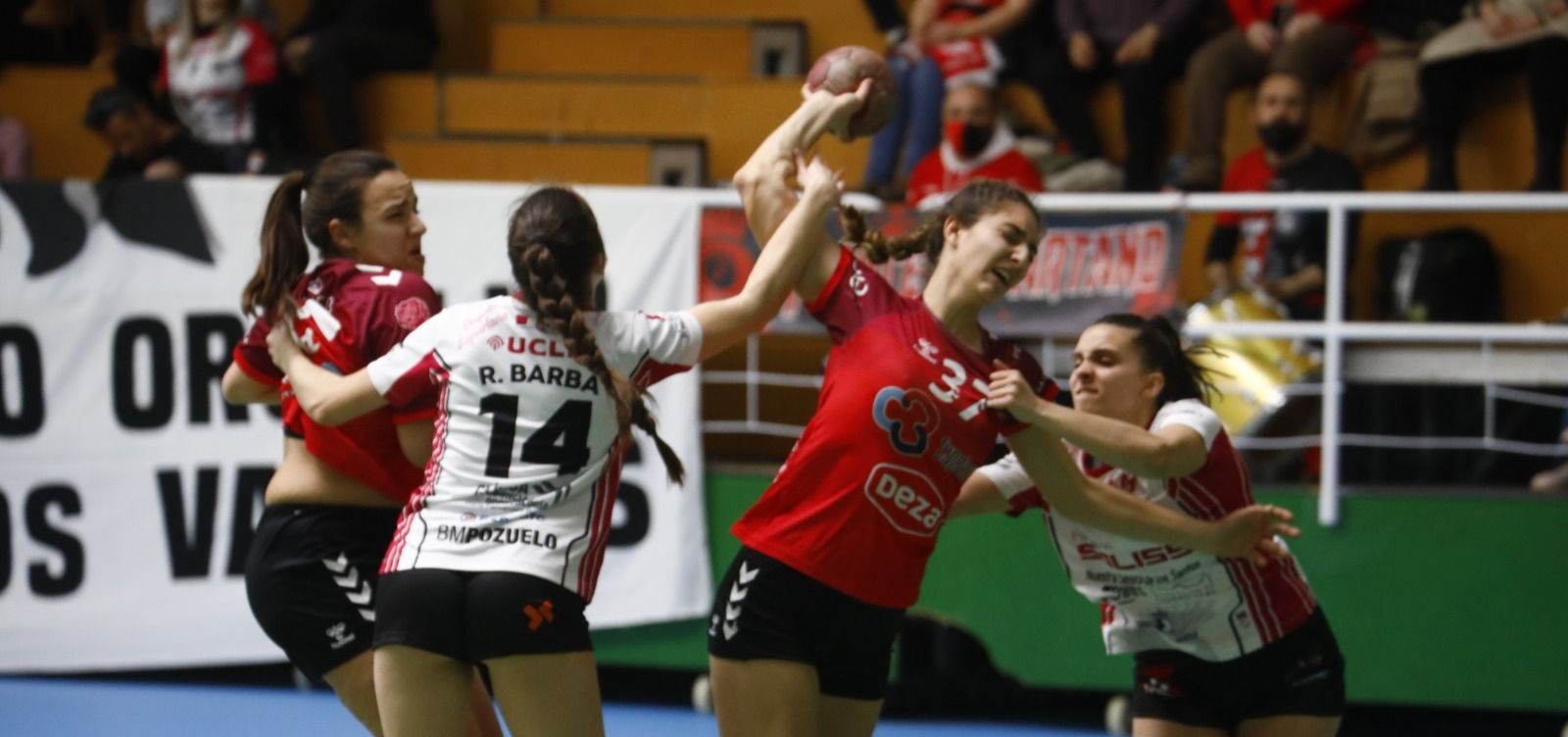 Ariadna Vázquez ejecuta un tiro ante el Pozuelo.