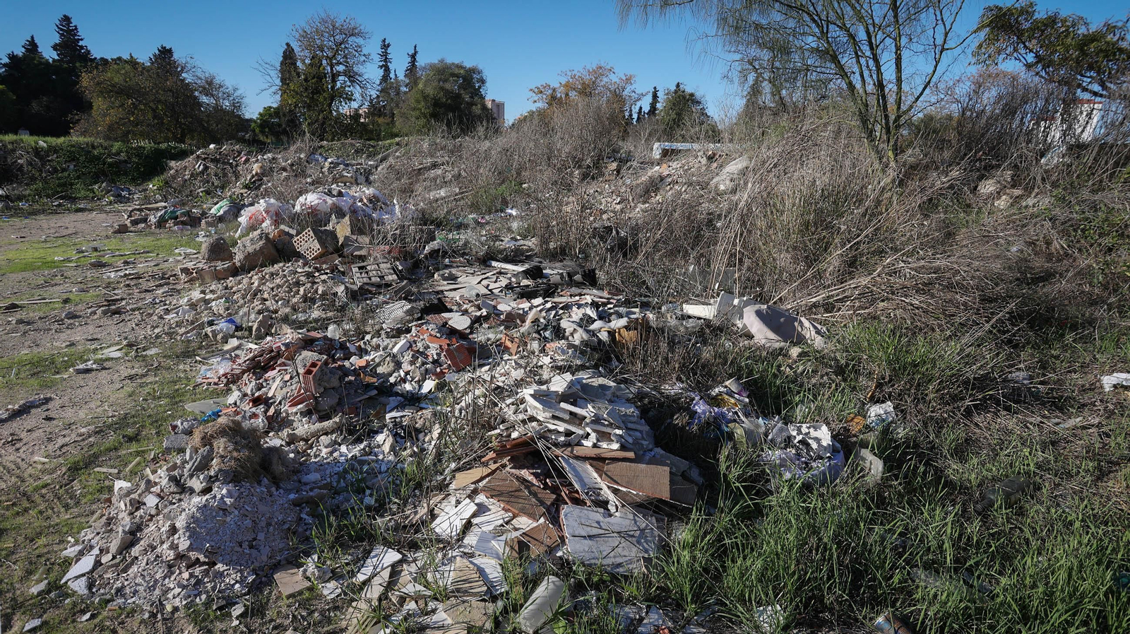 Basura, cochambre y escombros en Chapín