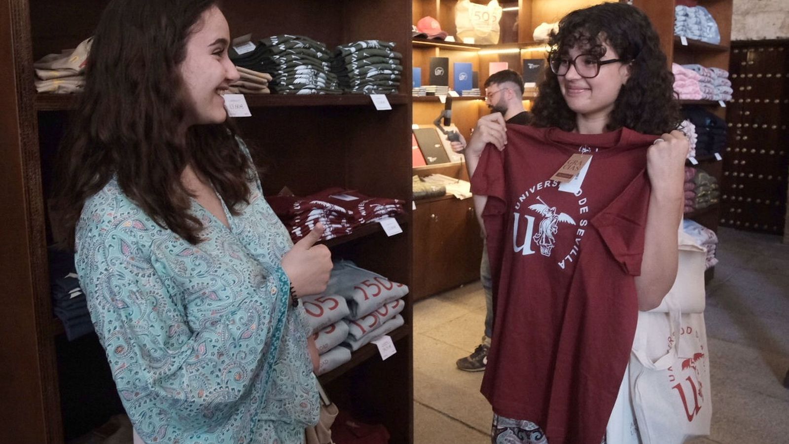 Dos alumnas con camisetas de la tienda de la US