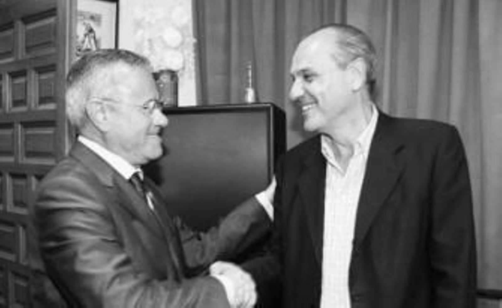 Juan Villalba, a la derecha, recibe la felicitación de Manuel Jurado.