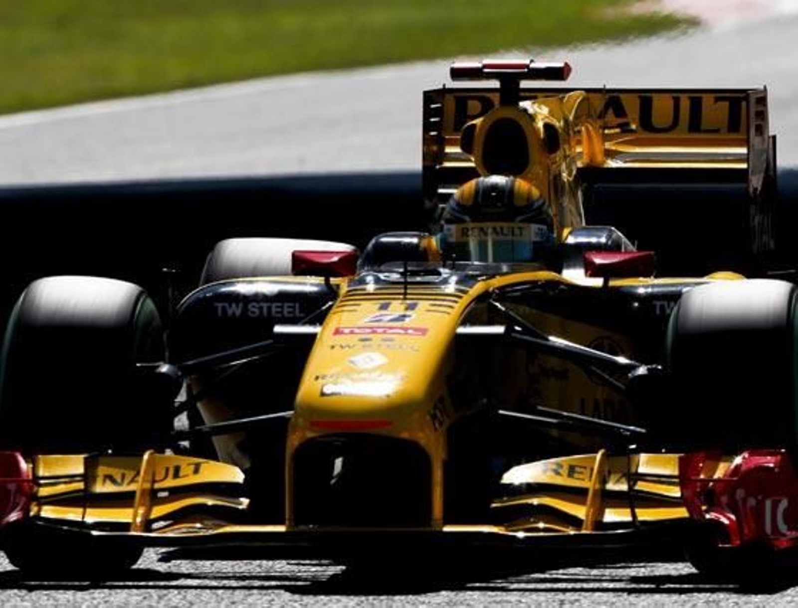 Fernando Alonso logra superar el peor circuito que le quedaba para Ferrari F10 con un tercer puesto detrás de los Red Bull del alemán Sebastian Vettel y del australiano Mark Webber

Foto: efe