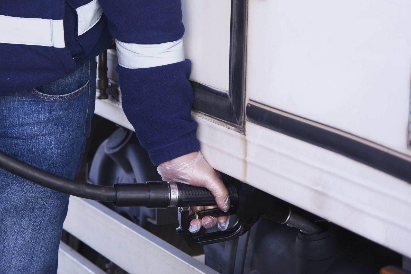 Un hombre reposta su vehículo