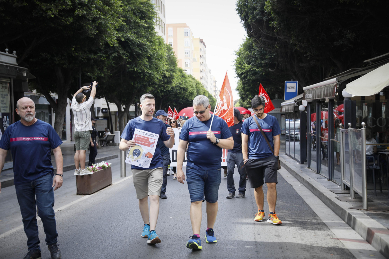Manifestación de los bomberos quemados de Almería, en imágenes