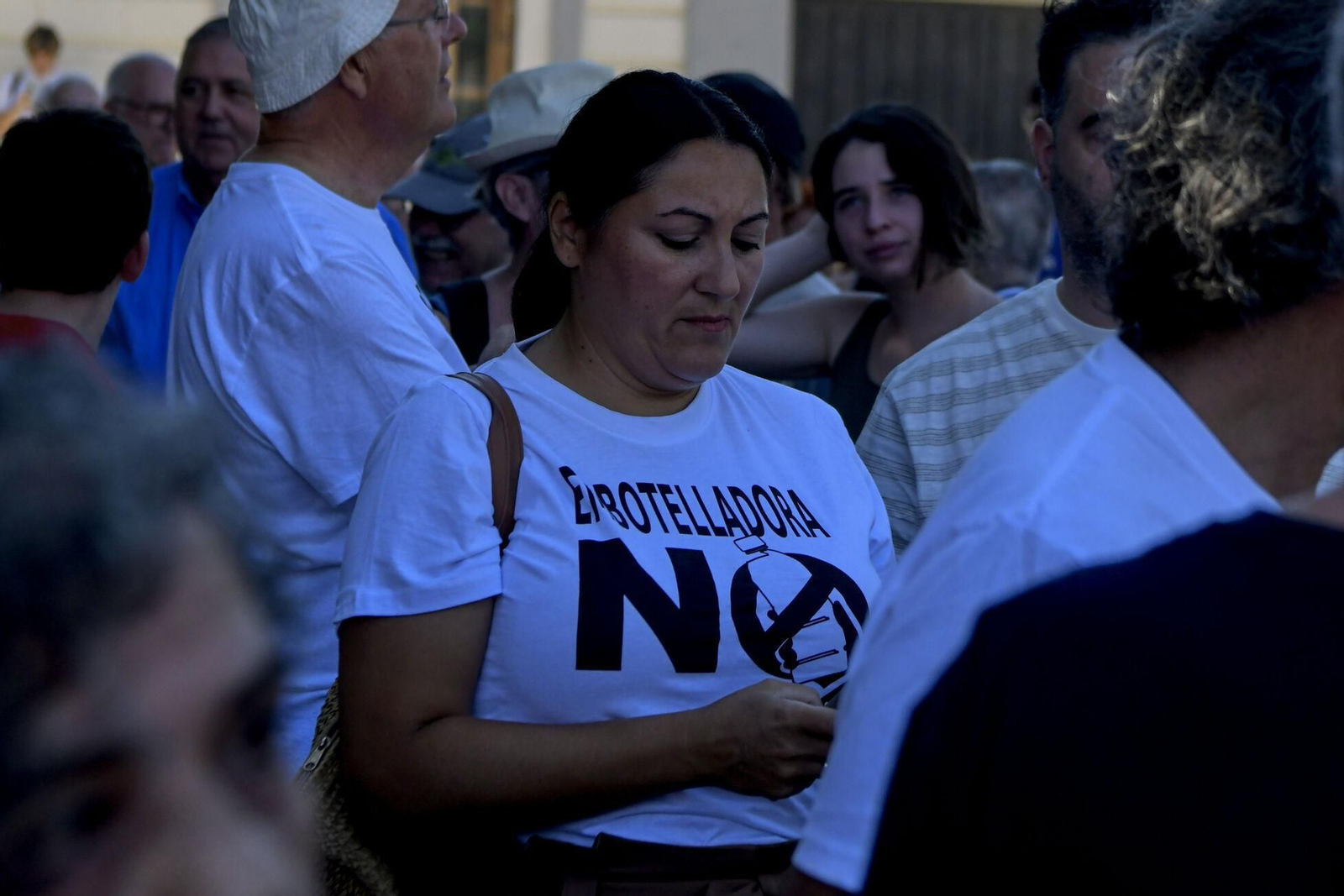 Así se han manifestado por las calles de Padul en contra de la embotelladora de Cijancos
